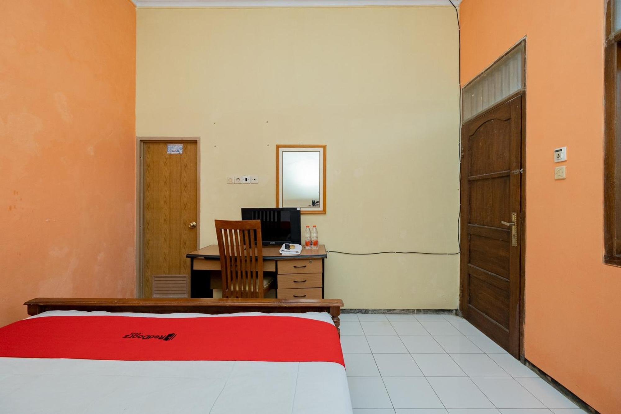 Reddoorz Syariah At Jalan Sunan Giri Tuban Tuban  Exterior foto